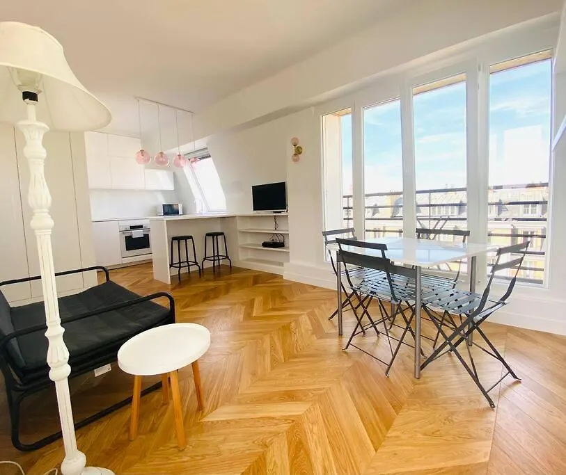 Tour Eiffel Et Toits De Apartment